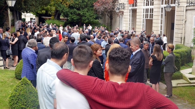 İstiklal Marşı’nın okunduğu gecede şehitlerin ruhuna Kur’an-ı Kerim okundu.