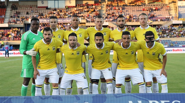 Fenerbahçeli Josef de Souza (Sol üstten üçüncü) yeni sezon öncesinde forma numarasını değiştirdi.
