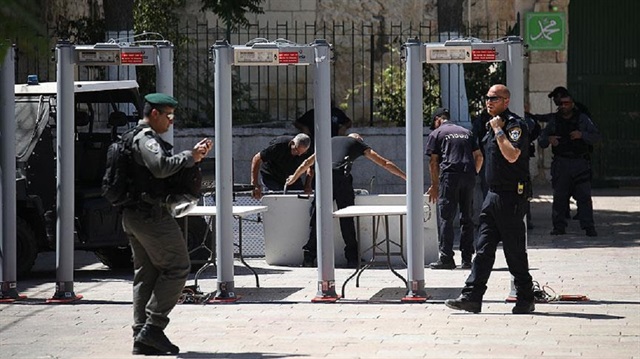 İşgalci İsrail, Mescid-i Aksa'nın kapılarına metal arama dedektörleri yerleştirildi.