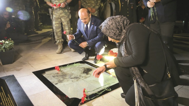 Milli Savunma Bakanı Fikri Işık ve Şehit Astsubay Ömer Halisdemir'in eşi Hatice Halisdemir anıta karanfil bıraktı.
