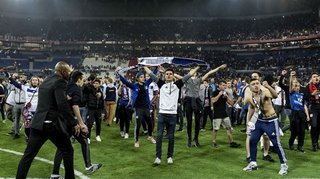 Lyon-Beşiktaş maçı öncesinde Fransız taraftarlar sahaya girmiş ve maçın başlaması 45 dakika geç başlamıştı. 