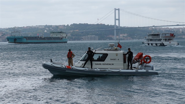Arama çalışmalarında Deniz Şube Müdürlüğü'ne ait 1 tekne, Sahil Güvenlik Bölge Komutanlığı'na bağlı 2 bot ile Dalış Timi'ne ait 4 dalgıç ve gönüllü 1 dalgıç yer alıyor.