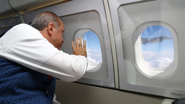 Cumhurbaşkanı Recep Tayyip Erdoğan uçak içinden el sallayarak selam vermişti.