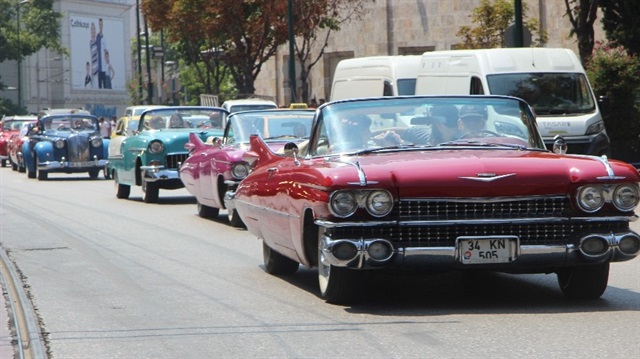 Düğün konvoyuna onlarca klasik araç katıldı.