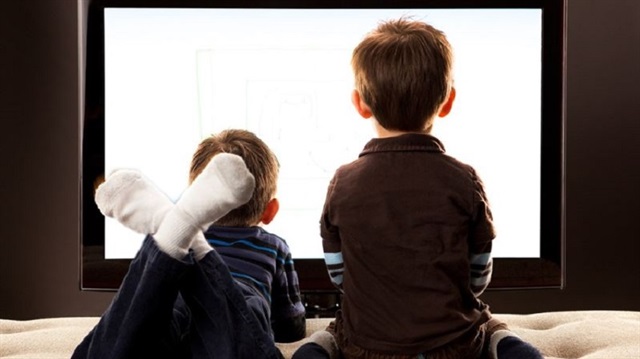 Çocuklar televizyon izlerken pek hareket etmezler. Bu nedenle, uzun süre televizyon izlemek, çocukta kilo artışına ve çağın hastalığı obeziteye sebep olabilir.