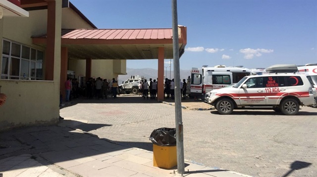 Yaralı askerler ambulanslarla hastanelere kaldırıldı. 
