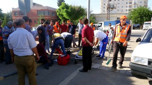 Kilis’te, hastane kavşağında motosiklet ile otomobilin çarpışması sonucu motosiklette bulunan 3 kişi yaralandı.