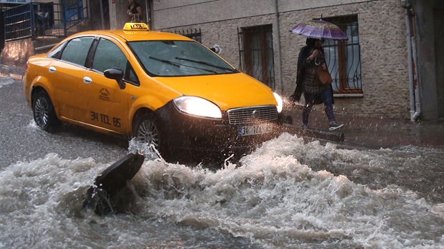 İstanbul genelinde etkili olan sağanak, kentte hayatı olumsuz etkiledi. Sabah saatlerinde etkili olan gök gürültülü şiddetli yağış nedeniyle yollarda su birikintileri oluşurken, sürücüler zor anlar yaşadı.
