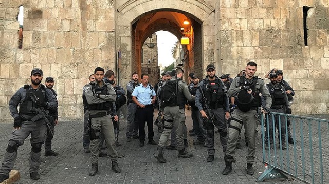 Bir grup Yahudi, İsrail polisi gözetiminde Mescid-i Aksa'ya baskın düzenledi.