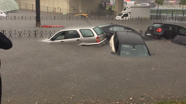 İstanbul'da çok sayıda araç sel sularında mahsur kaldı, hasar gördü.