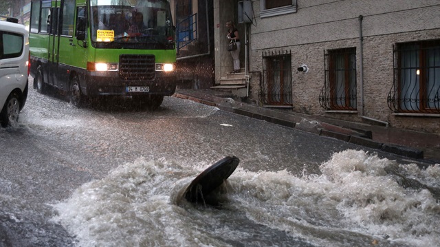 İstanbul genelinde etkili olan sağanak, kentte hayatı olumsuz etkiledi. Sabah saatlerinde etkili olan gök gürültülü şiddetli yağış nedeniyle yollarda su birikintileri oluşurken, sürücüler zor anlar yaşadı.