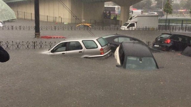 İstanbul'da ani bastıran yağışla yüzlerce araç su altında kaldı.