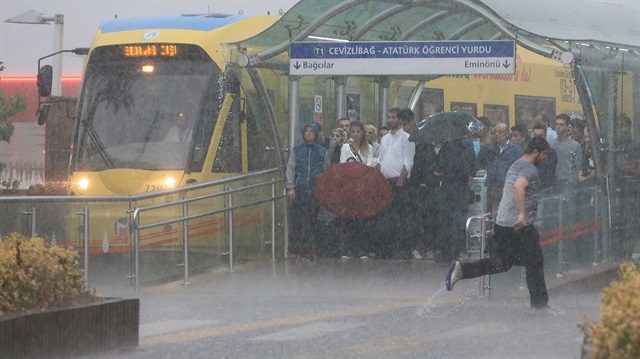 İstanbul'da sağanak yağış etkili oluyor.