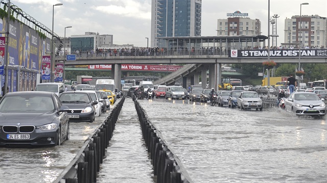İstanbul'da sağanak yağış etkili oldu. 