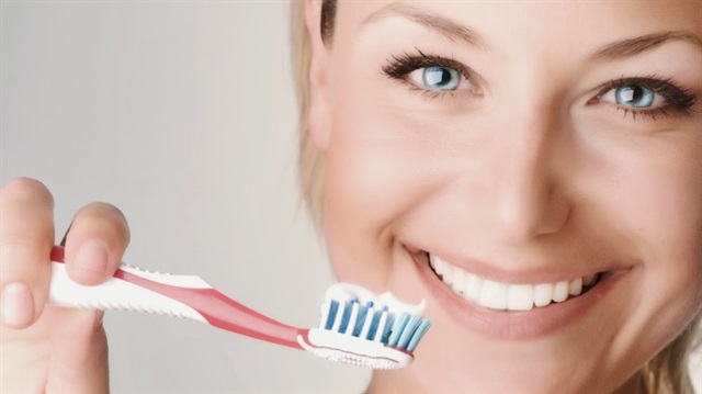 Yaz aylarında ağız bakımını ihmal etmemeli, hassasiyet için üretilmiş özel diş macunlarını çok sert olmayan diş fırçalarını tercih etmeliyiz.