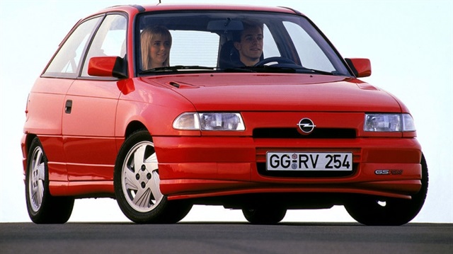 Opel Astra GSI, 2.0-litre benzinli motor ve 150 beygir güce sahipti.