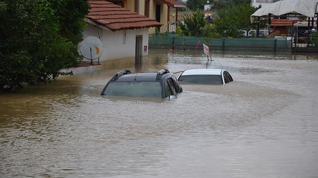 Silivri'de araçlar su altında kaldı.