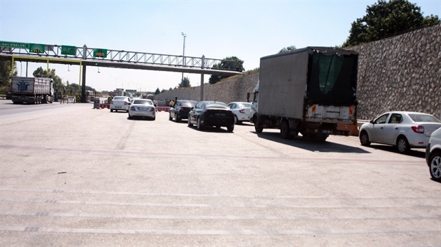 Adana - Mersin otoyolunu kullanan pek çok araç sahibi, araçlarında HGS etiketi ve yeterli kredileri bulunmasına rağmen gişe çıkışında 'Kaçak geçiş' alarmıyla şok oldu.