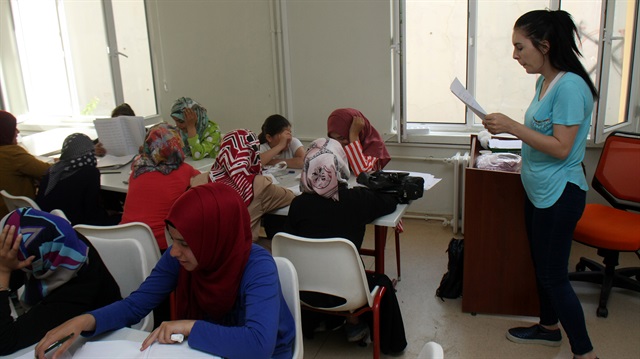 دورات تعليم "التركية" لدعم السوريات والعراقيات في "أسكي شهير"