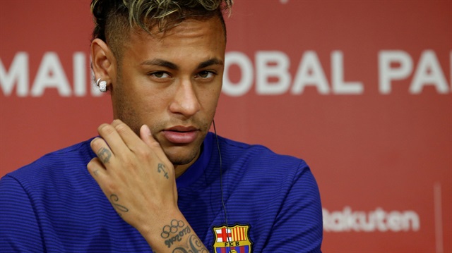 Ülkesinde transfer dedikoduları yayılan Neymar, PSG iddialarını yalanladı.