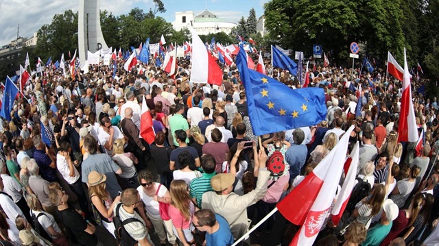 Polonya'da tartışmalı yargı reformu yasası protesto ediliyor