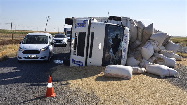 Şanlıurfa haber- Saman yüklü kamyon devrildi: 1’i ağır 8 yaralı