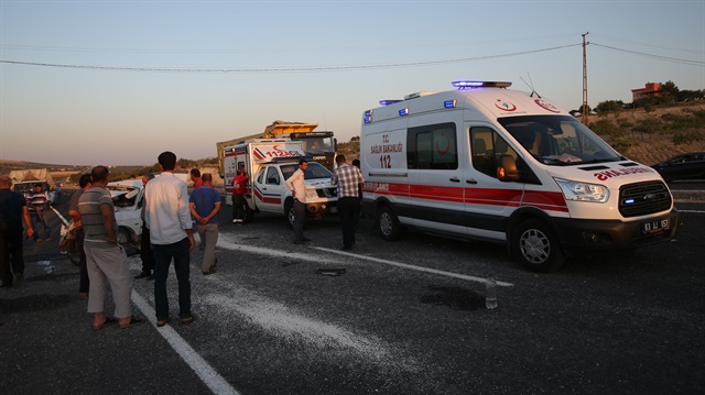 Şanlıurfa'da, önünde seyreden traktöre çarpan otomobildeki 4 kişi yaralandı.