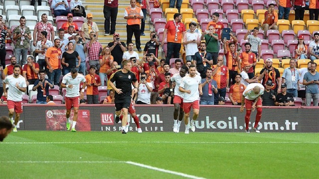 Galatasaraylı taraftarlar, Östersunds'la oynanan maç öncesinde stadyuma girişte büyük zorluklar çekti. 