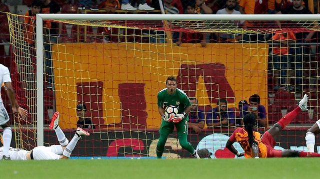 Galatasaray-Östersunds maçının ilk yarısı 0-0 sonuçlanırken taraftarlar oynanan oyuna tepki gösterdi.