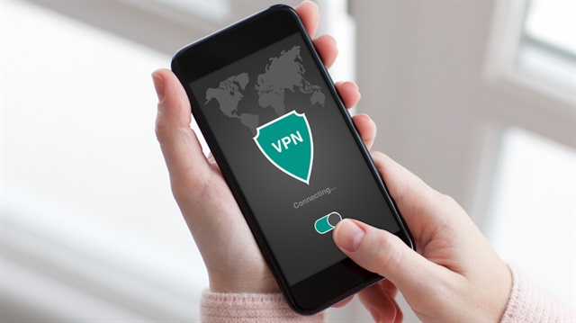 VPN uygulamaları, internet bağlantısını farklı ülke sunucuları üzerinden gerçekleştirerek güvenliği artırıyor. 