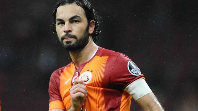 Galatasaray Kaptanı Selçuk İnan, Östersunds maçı sırasında taraftarlara armasını gösterdi. (Fotoğraf:Arşiv)