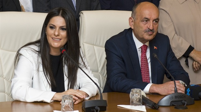 Mehmet Müezzinoğlu, Çalışma ve Sosyal Güvenlik Bakanlığı görevini Jülide Sarıeroğlu’na devretti.