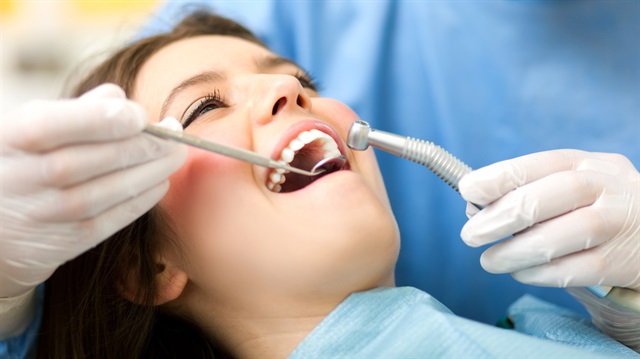 Azı dişlerin herhangi bir nedenle çekilmesi gerektiği durumlarda, yapılan uygulama ile hem diş eksikliğine bağlı ağız içinde boşluk oluşmuyor hem de fonksiyonel olmayan yirmi yaş dişi geri kazandırılıyor.