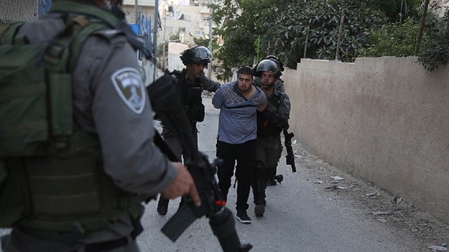 İsrail güçleri, Filistinlileri gözaltına aldı.