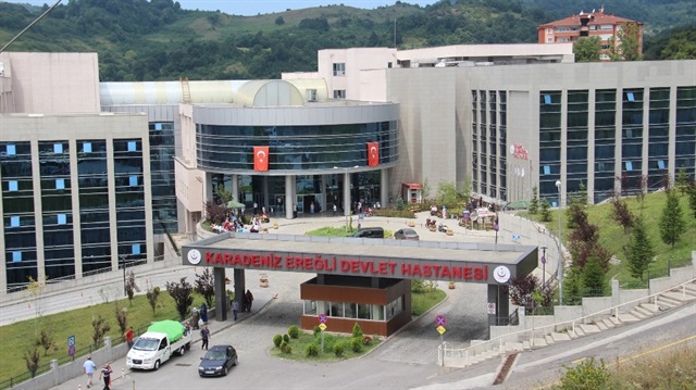 Zonguldak’ın Ereğli ilçesinde yedikleri yemekten zehirlendikleri tahmin edilen yaklaşık 30 kişi hastaneye kaldırıldı.