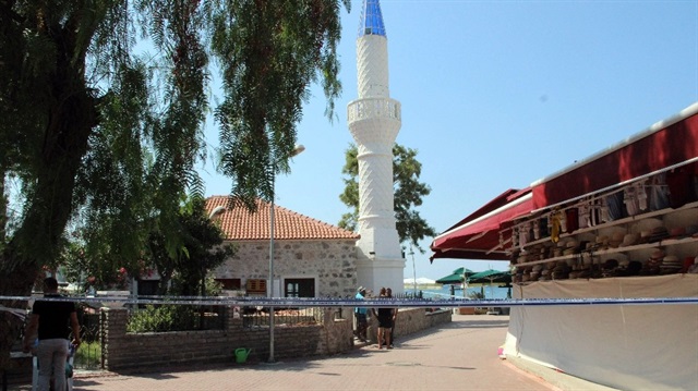 Deprem sonucu Adliye Cami, Bitez Yalı Cami ve Ortakent Yahşi Yalı Cami’nin duvarlarında ve minarelerinde çatlaklar oluştu.