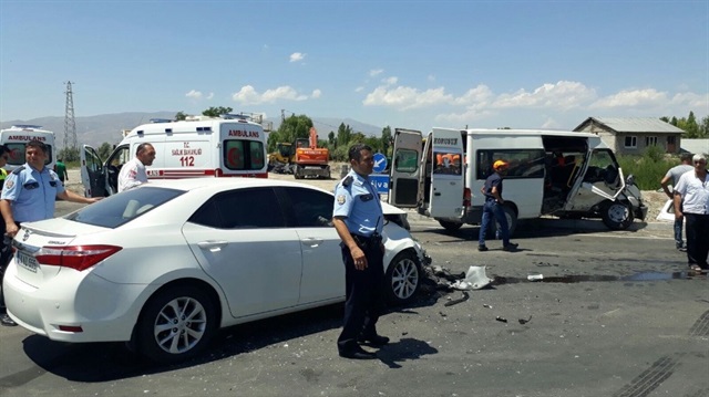 Erzincan'da trafik kazası: 12 yaralı