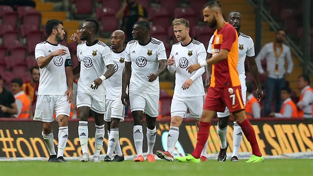 Galatasaray'ın Östersunds'a elenmesi sosyal medyada birbirinden ilginç mesajların atılmasına neden oldu. 