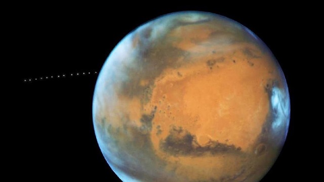 Phobos, Mars'ın yörüngesindeki bir turunu sadece 7 saat 39 dakikada tamamlıyor.