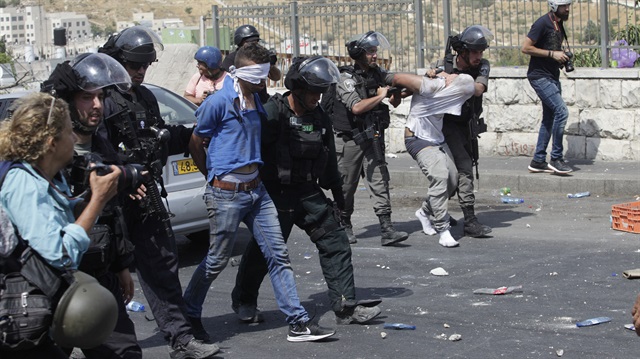 İsrail polisi Kudüs sokaklarında cemaate müdahale etti.

