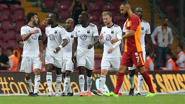 Galatasaray'ın milli futbolcusu Yasin Öztekin, maç öncesinde Östersunds kaptanı Brwan Nouri'nin elini sıkmadı.