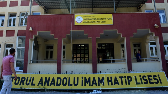 PKK'lı teröristlerin şehit ettiği öğretmenin adı memleketinde okula verildi. 
