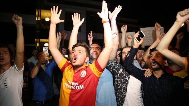 Galatasaraylı taraftarlar Florya'daki protestolarda takımın başında görmek istedikleri isim için tezahüratlarda bulundu.