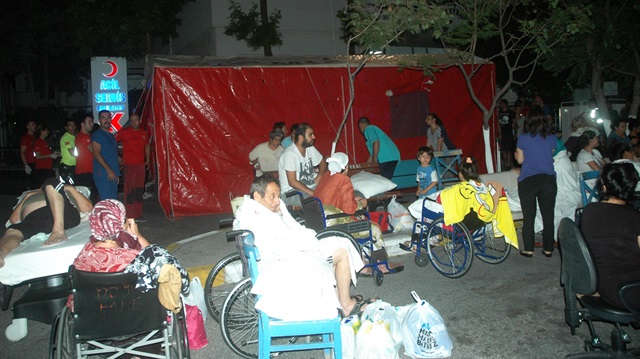 Vatandaşlar geceyi sokakta geçirdi.