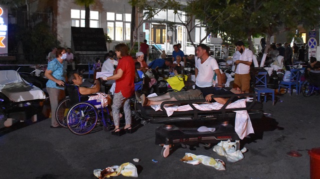 Vatandaşların depremin yarattığı korku nedeniyle sokaklarda geceyi geçirdi.