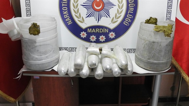 Narkotik köpeği 'Akrep' ile minibüste yapılan aramada 2 bidon içerisinde uyuşturucu maddeler ele geçirildi. 
