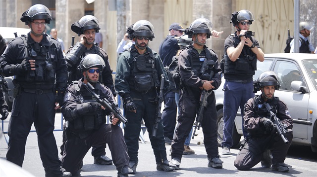 İsrail polisi Cuma namazı için toplanan Filistinlilere müdahale etti.  