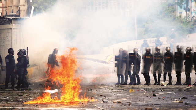 ​Venezuela iç savaşa  kayıyor