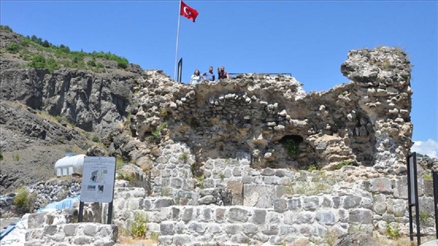 Arkeolojik bulgular, kalenin 10'uncu yüzyılda var olduğunu ve 1850'li yıllara kadar kullanıldığını gösteriyor.