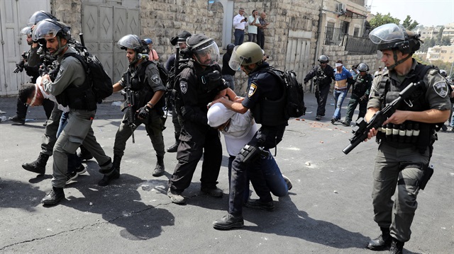 İsrail askerleri 21 Filistinliyi gözaltına aldı
